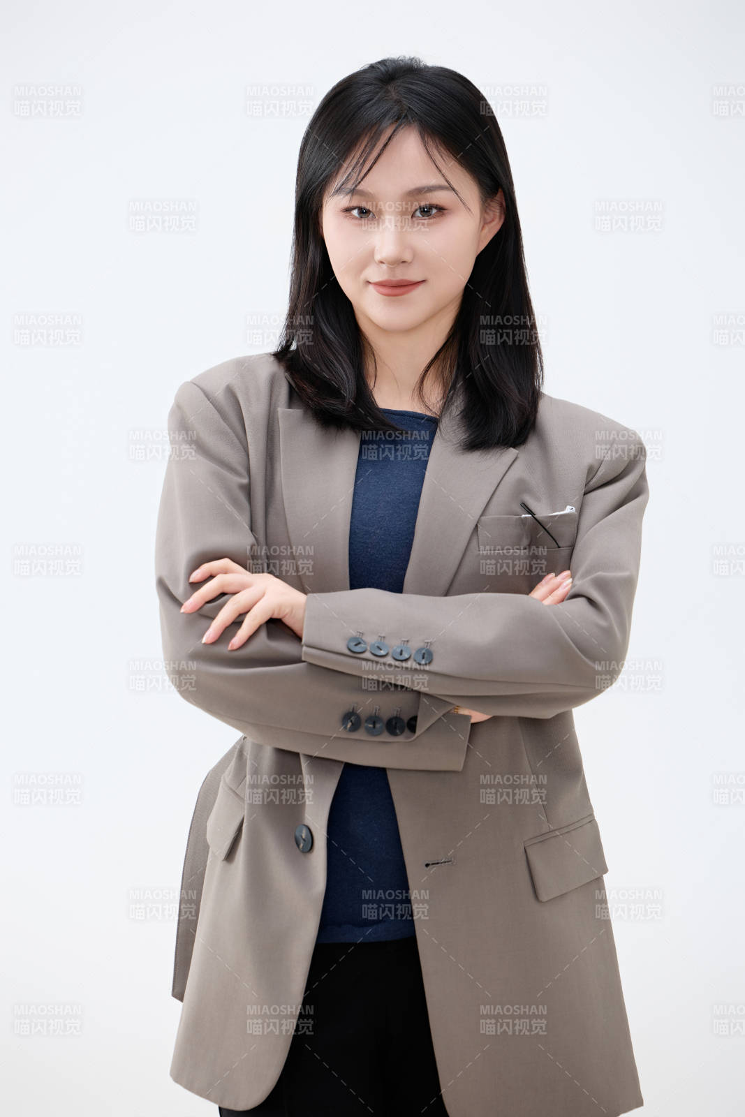 白色背景下穿着西装的职业女性形象
