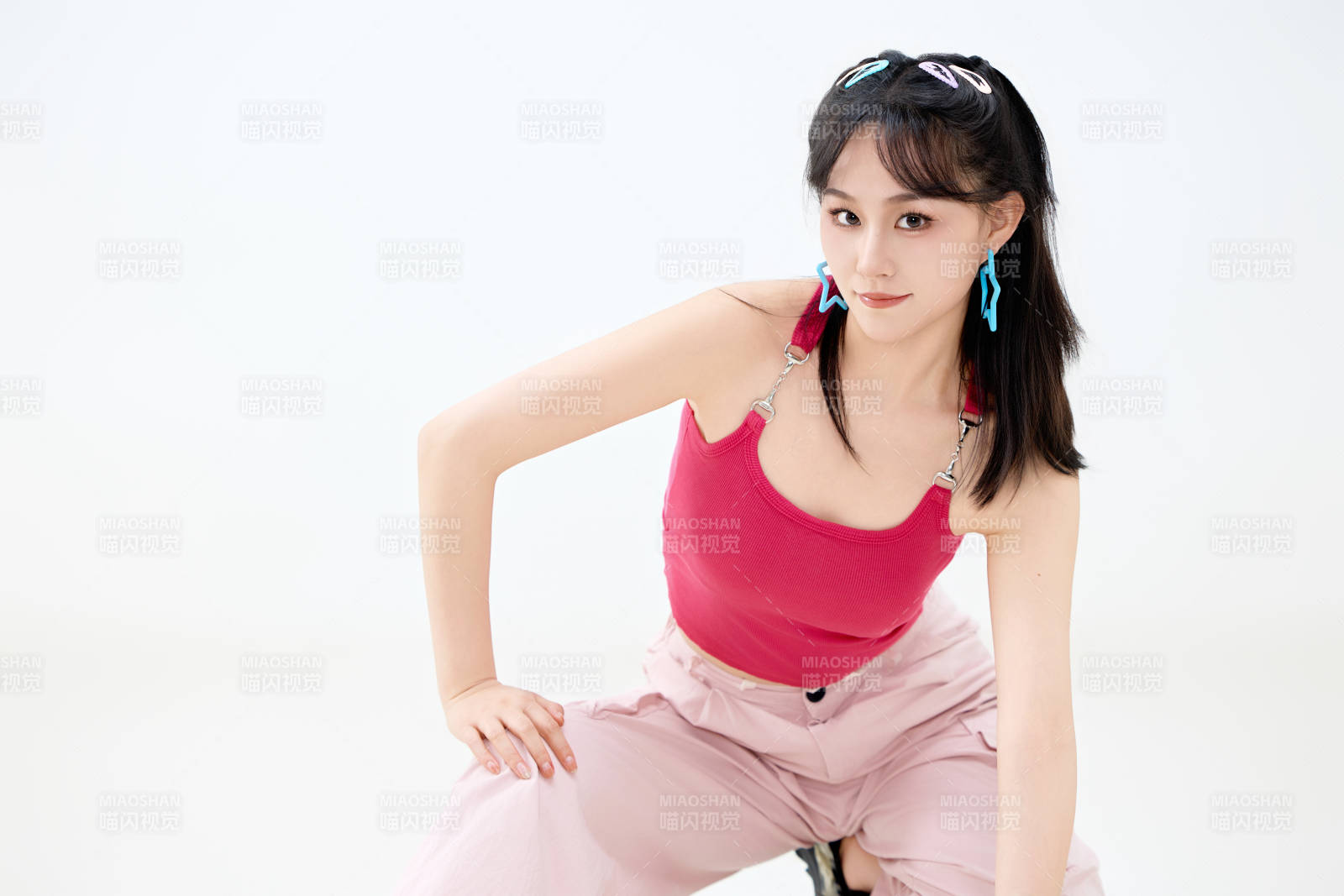 影棚拍摄穿着青春靓丽的亚洲年轻女性形象