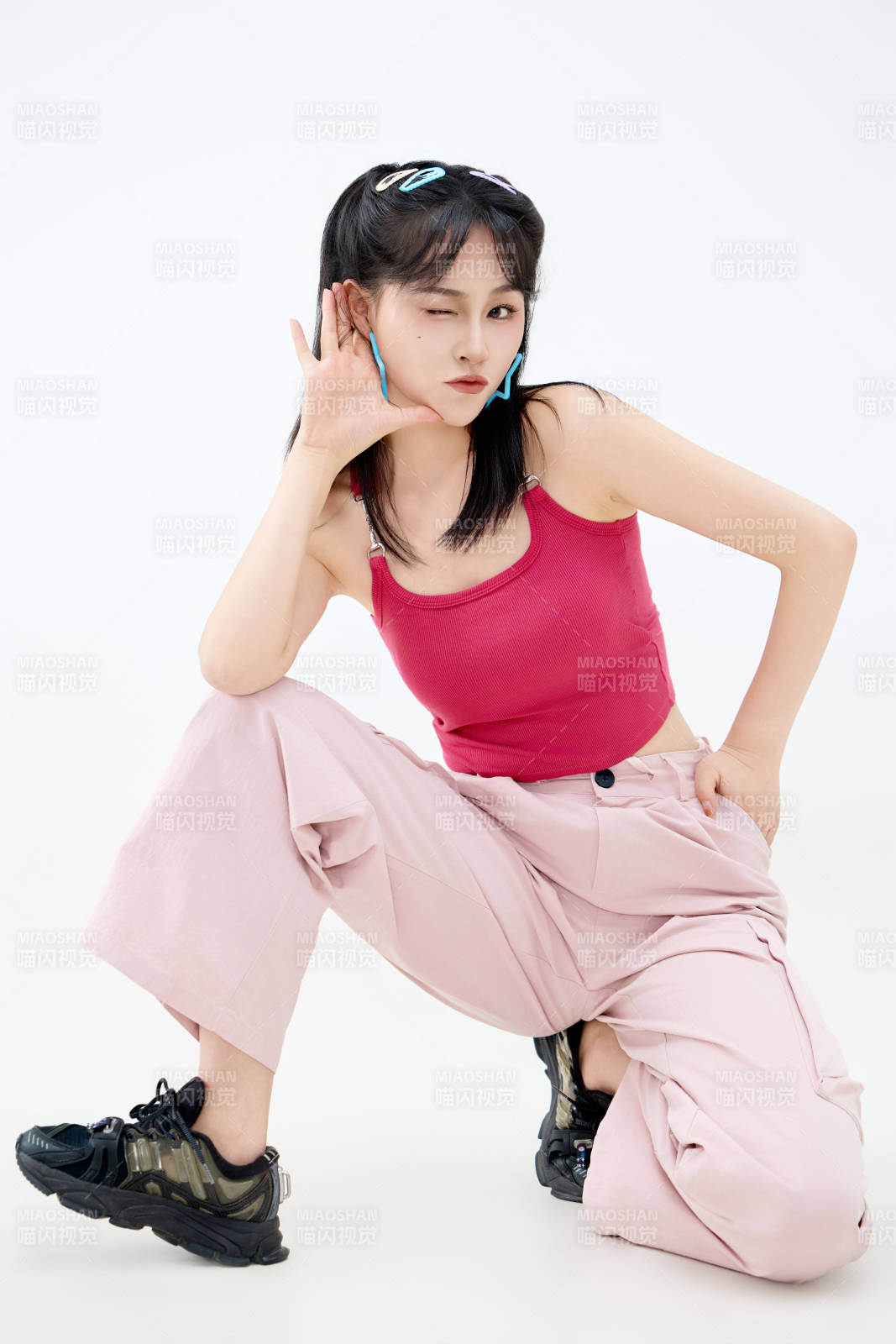 影棚拍摄穿着青春靓丽的亚洲年轻女性形象