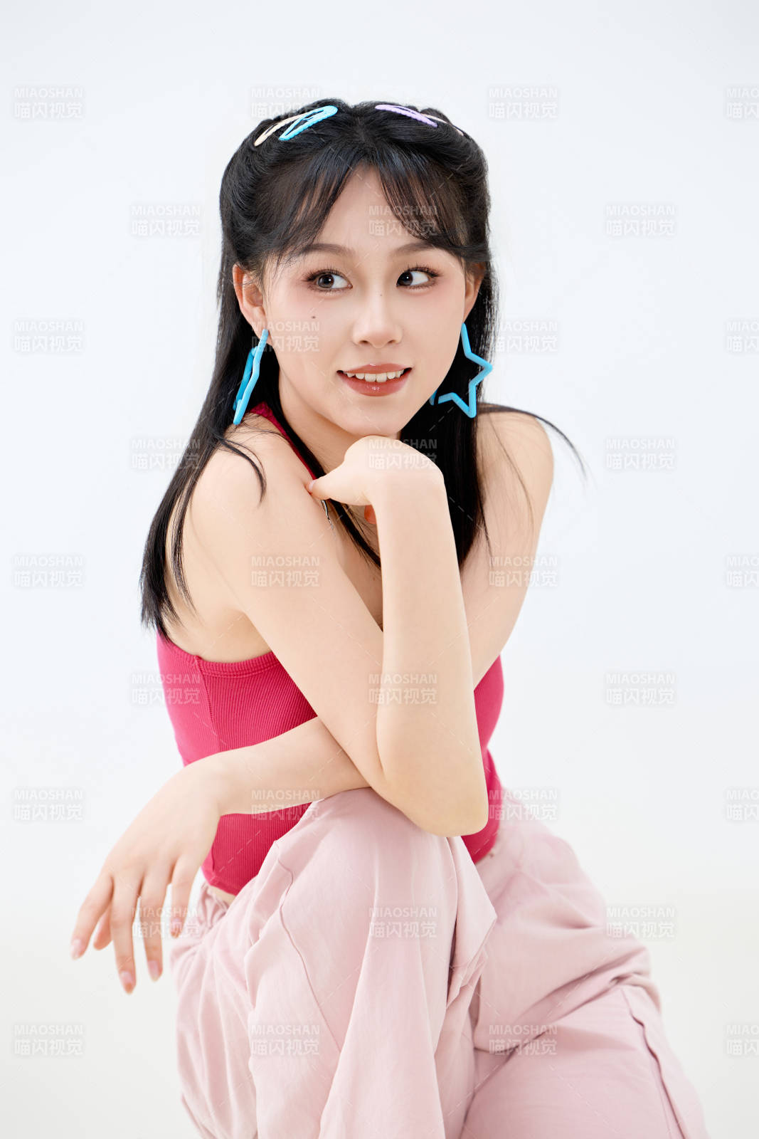 影棚拍摄穿着青春靓丽的亚洲年轻女性形象