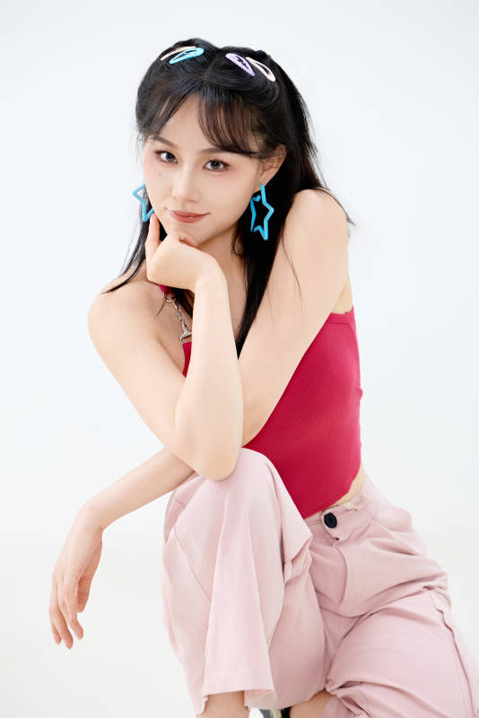 影棚拍摄穿着青春靓丽的亚洲年轻女性形象