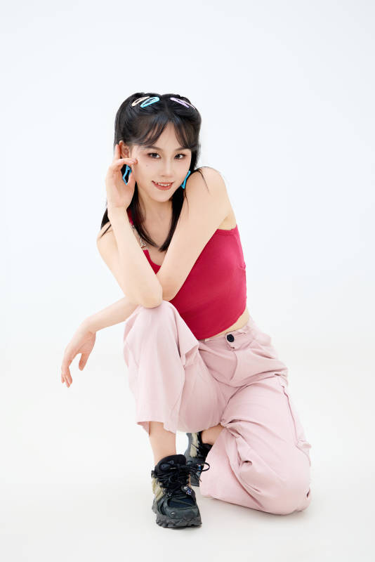 影棚拍摄穿着青春靓丽的亚洲年轻女性形象