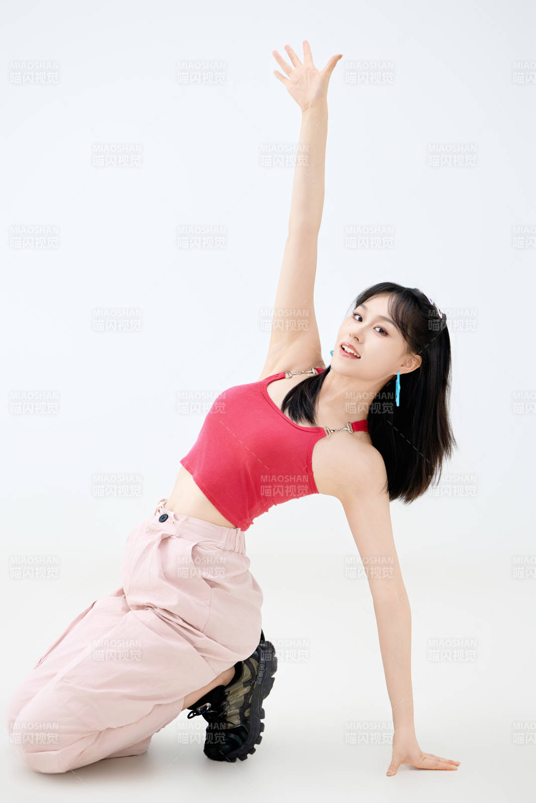 影棚拍摄穿着青春靓丽的亚洲年轻女性形象