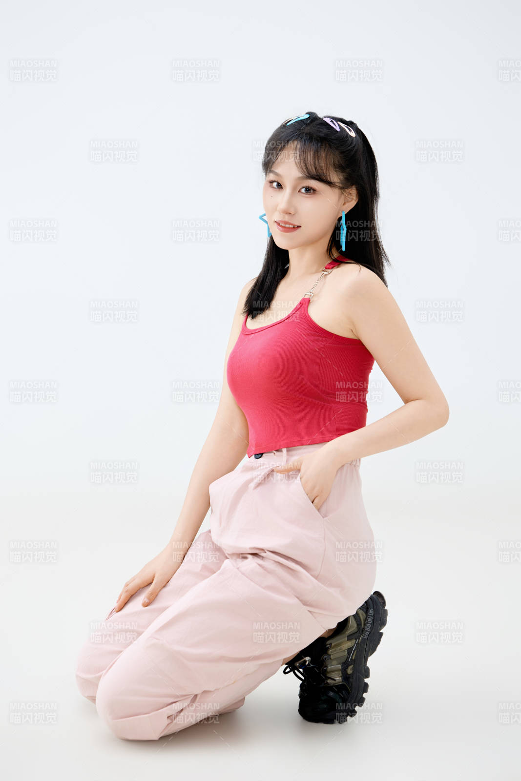 影棚拍摄穿着青春靓丽的亚洲年轻女性形象