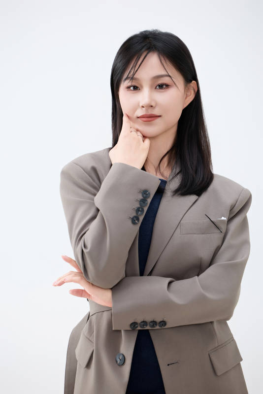 白色背景下穿着西装的职业女性形象