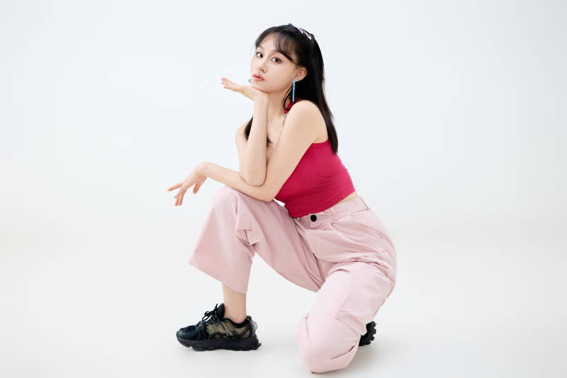 影棚拍摄穿着青春靓丽的亚洲年轻女性形象