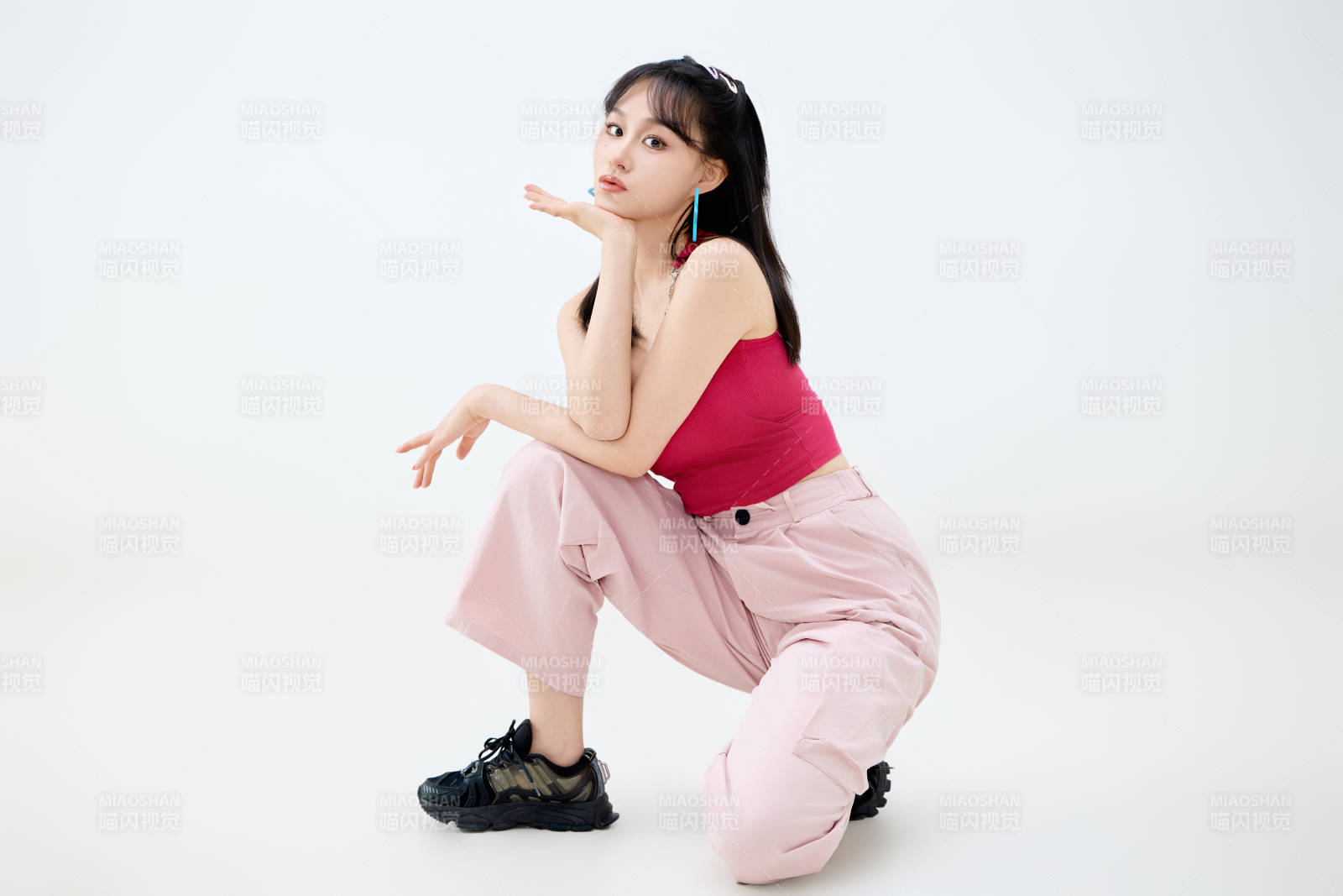 影棚拍摄穿着青春靓丽的亚洲年轻女性形象