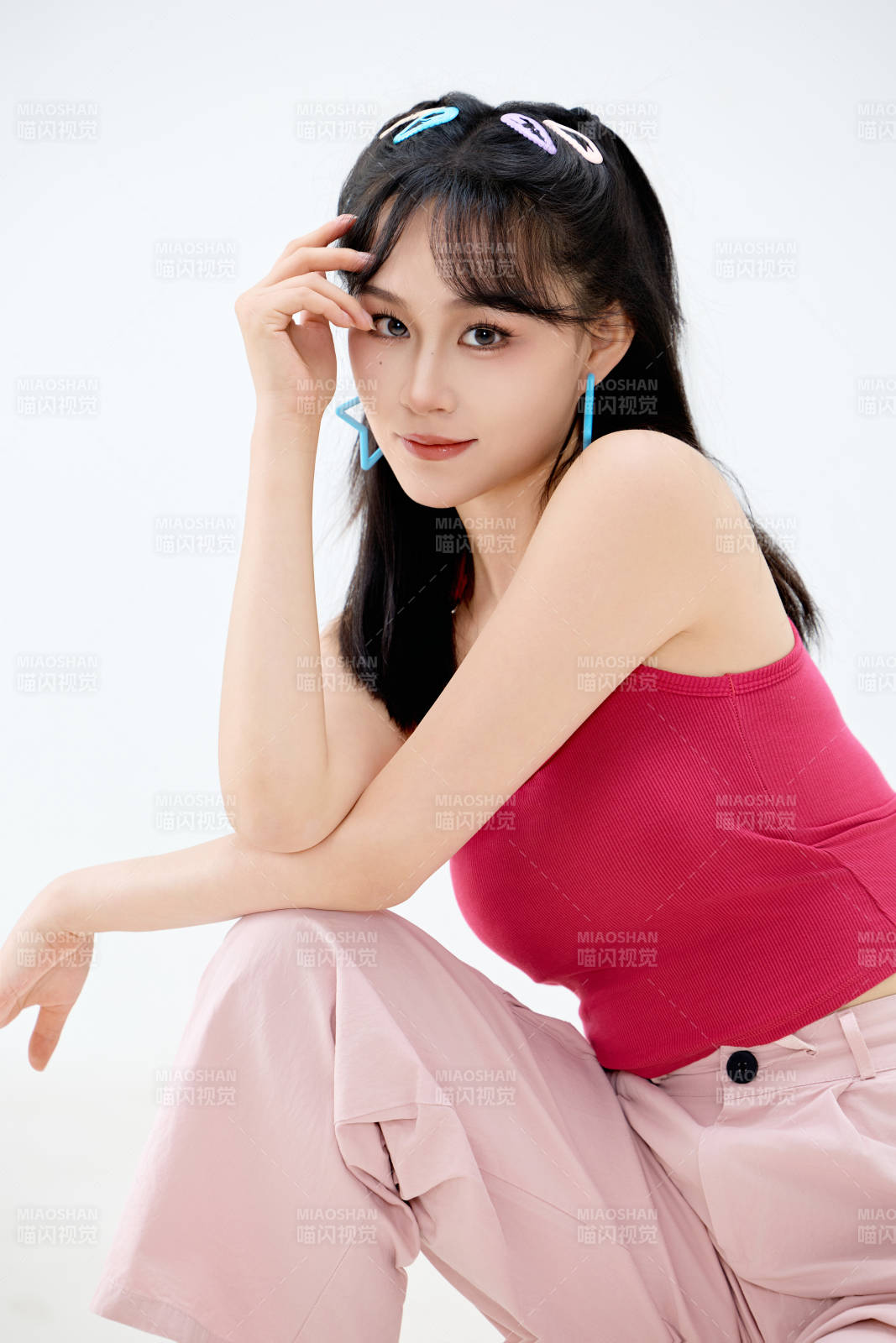 影棚拍摄穿着青春靓丽的亚洲年轻女性形象