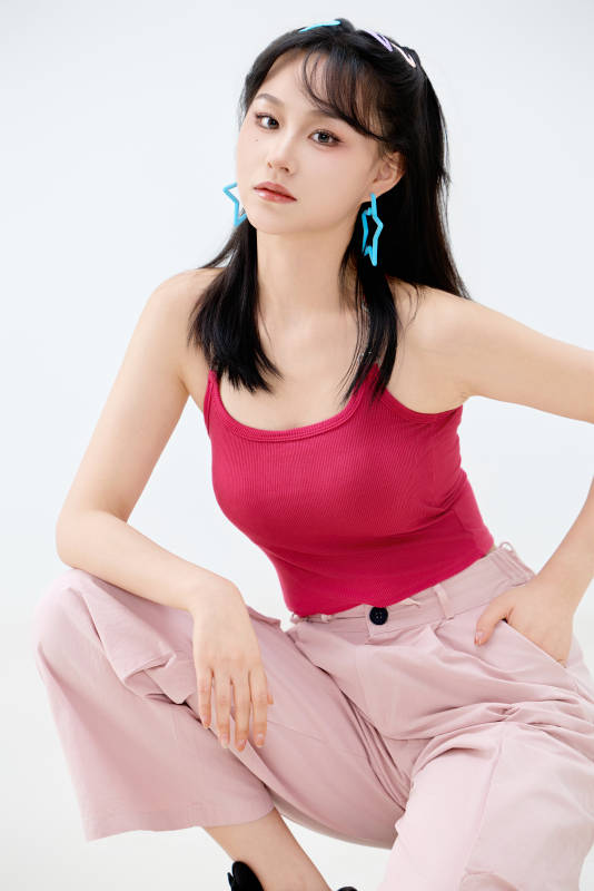 影棚拍摄穿着青春靓丽的亚洲年轻女性形象