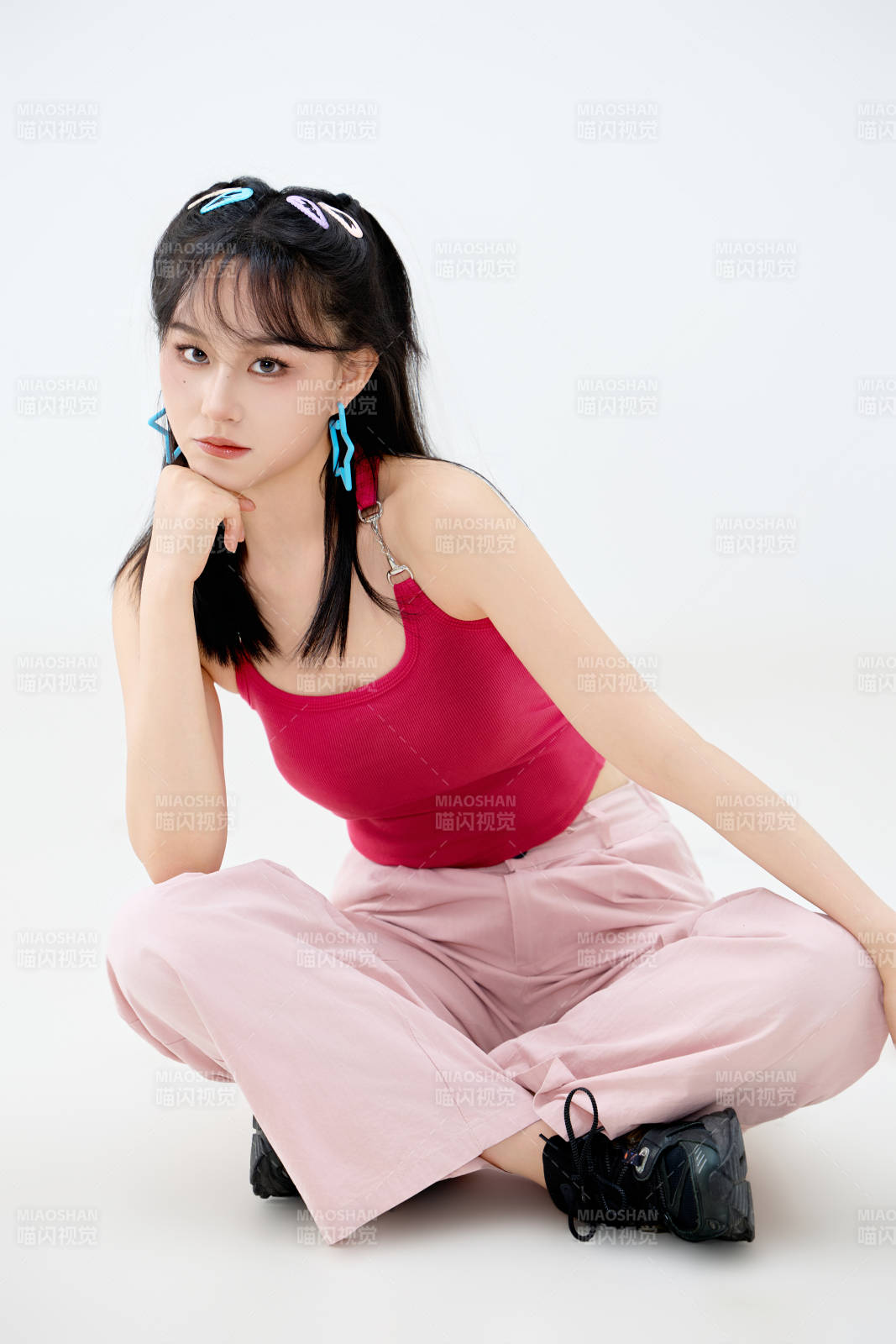 影棚拍摄穿着青春靓丽的亚洲年轻女性形象