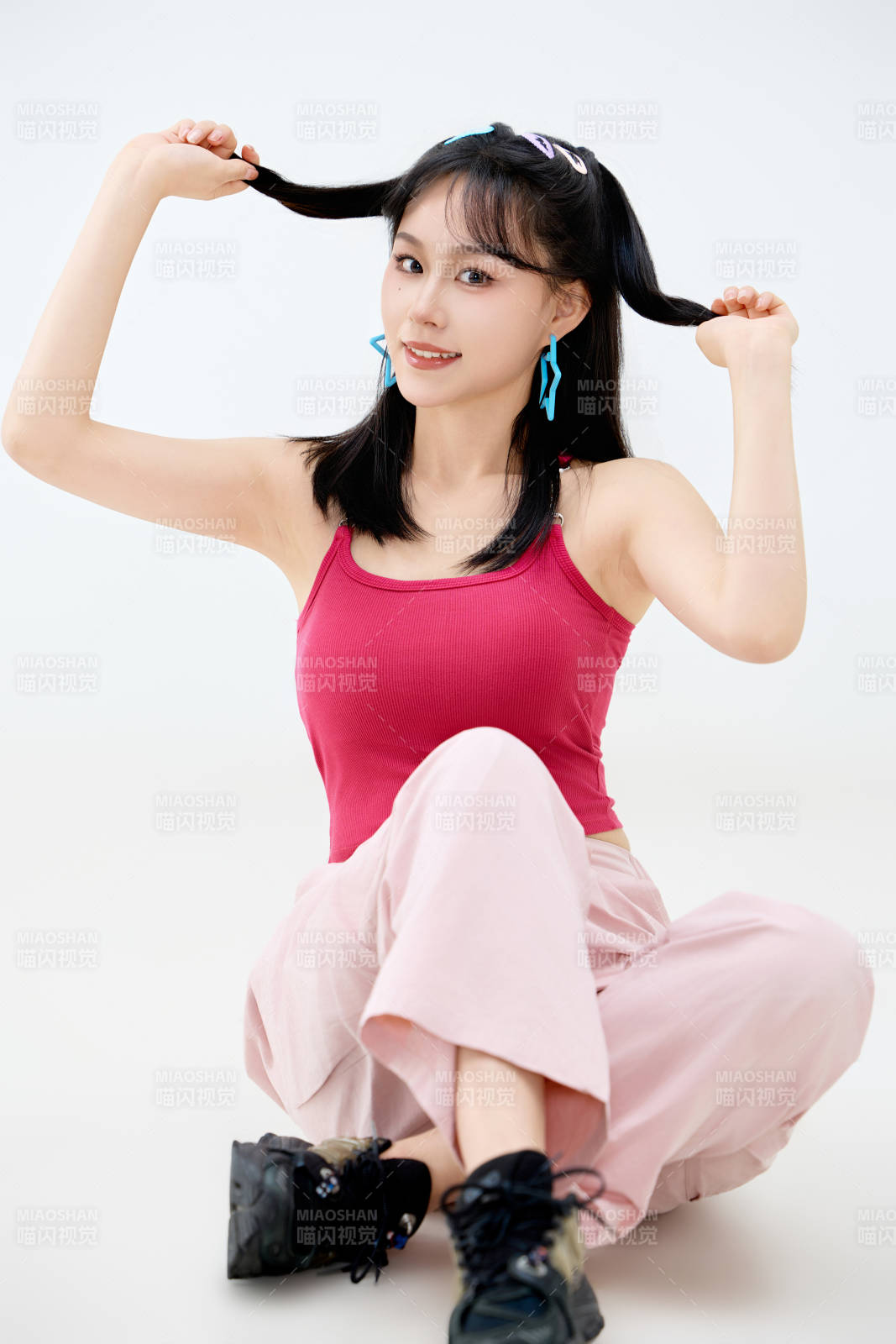 影棚拍摄穿着青春靓丽的亚洲年轻女性形象