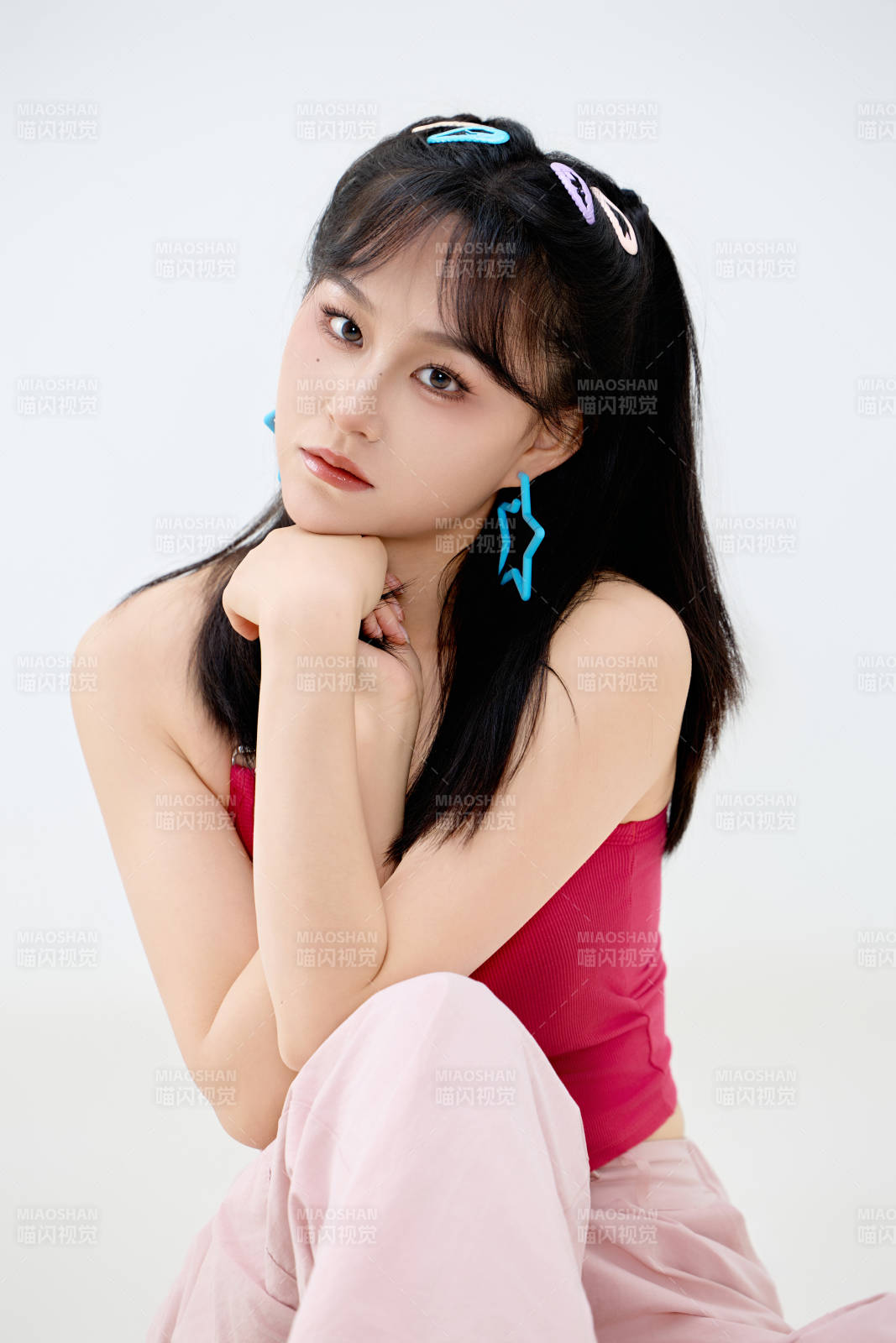 影棚拍摄穿着青春靓丽的亚洲年轻女性形象