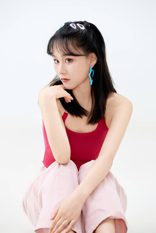 影棚拍摄穿着青春靓丽的亚洲年轻女性形象