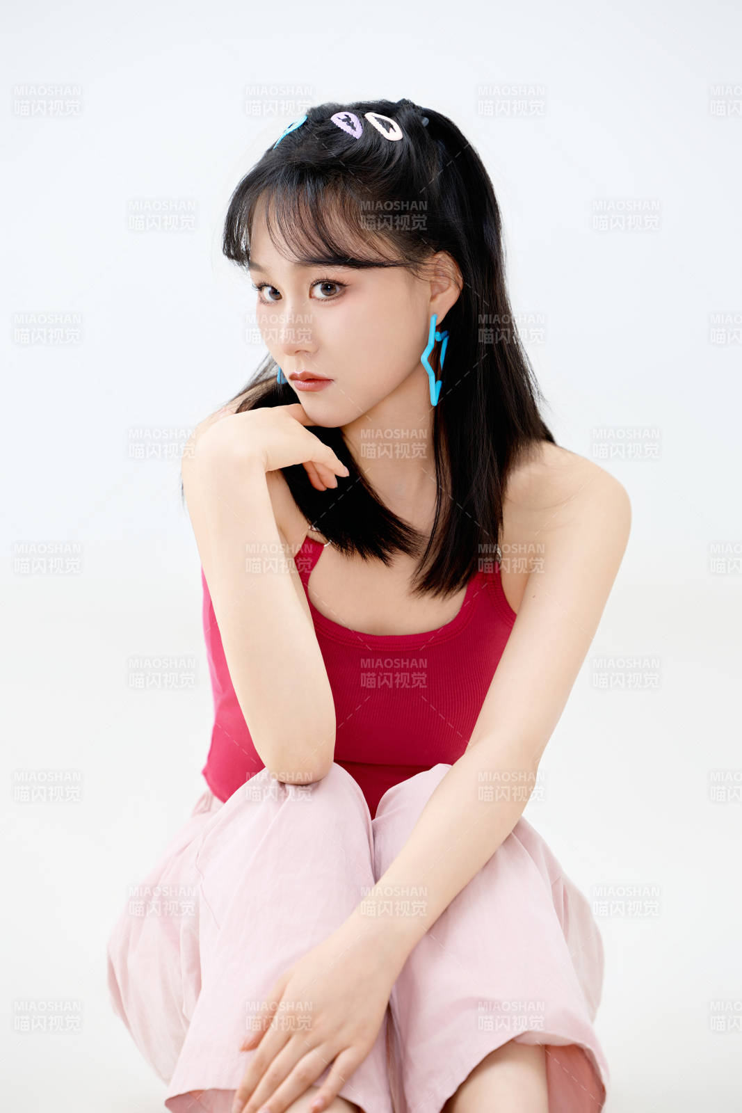 影棚拍摄穿着青春靓丽的亚洲年轻女性形象