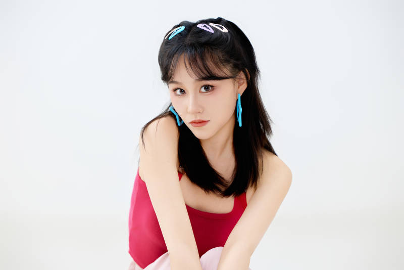 影棚拍摄穿着青春靓丽的亚洲年轻女性形象