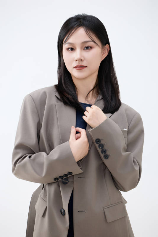 白色背景下穿着西装的职业女性形象