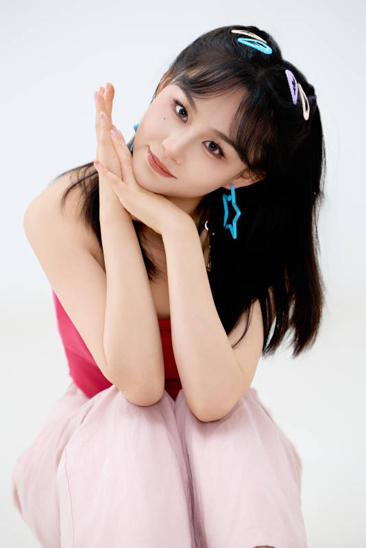 影棚拍摄穿着青春靓丽的亚洲年轻女性形象