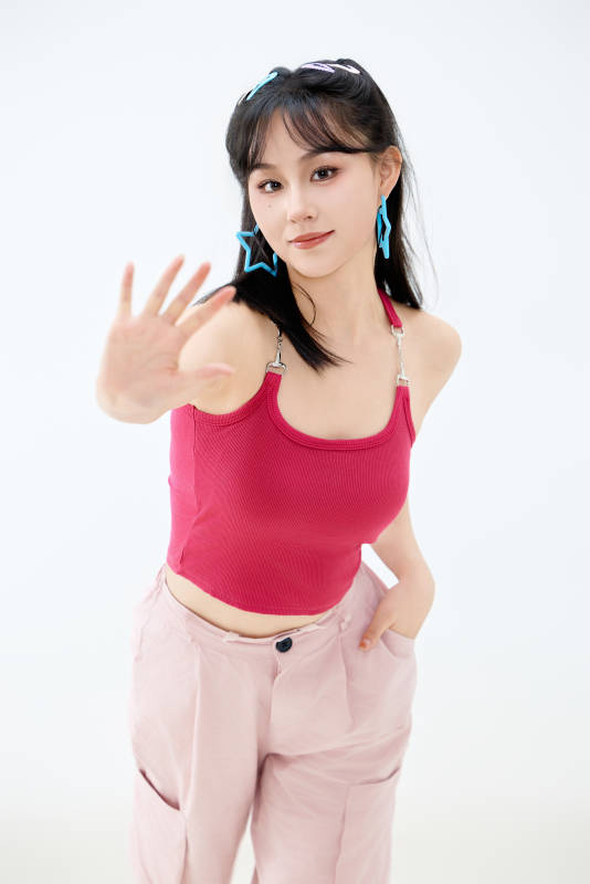 影棚拍摄穿着青春靓丽的亚洲年轻女性形象