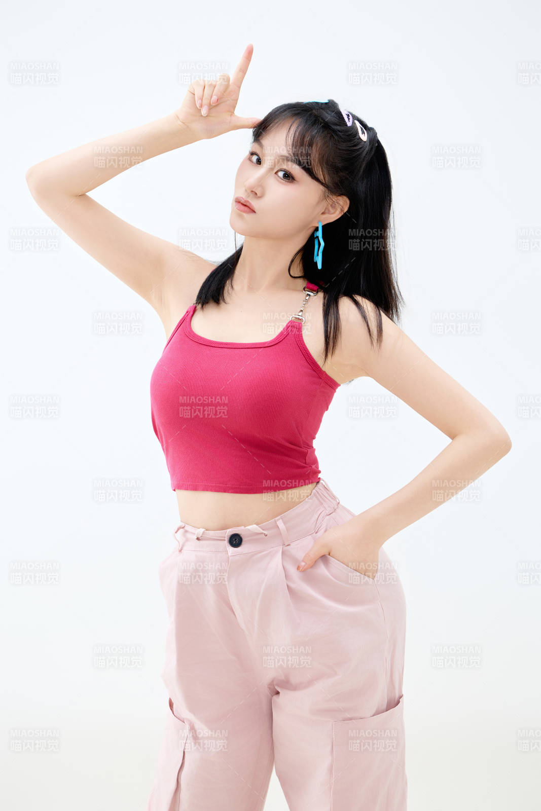 影棚拍摄穿着青春靓丽的亚洲年轻女性形象