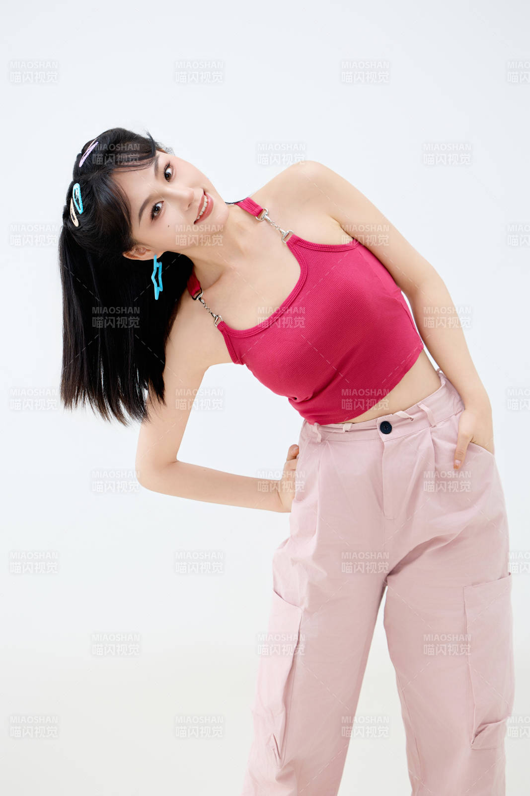 影棚拍摄穿着青春靓丽的亚洲年轻女性形象