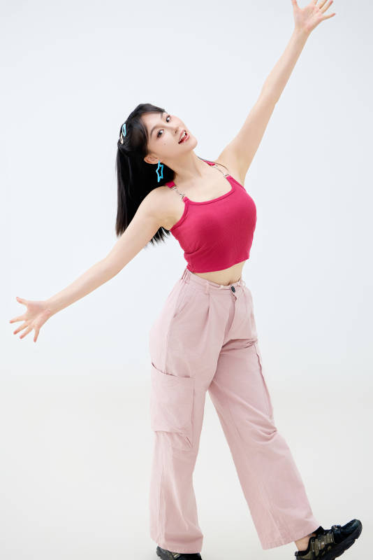 影棚拍摄穿着青春靓丽的亚洲年轻女性形象