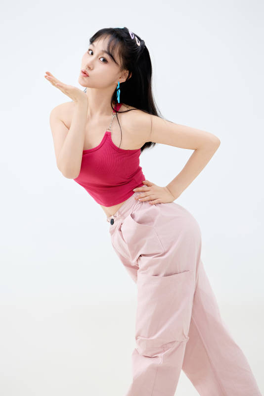 影棚拍摄穿着青春靓丽的亚洲年轻女性形象