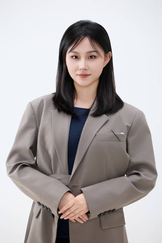 白色背景下穿着西装的职业女性形象