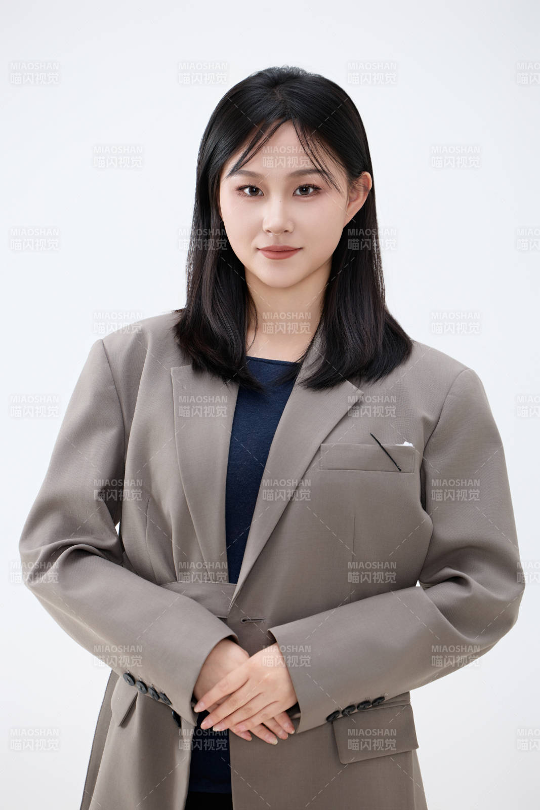 白色背景下穿著西裝的職業(yè)女性形象