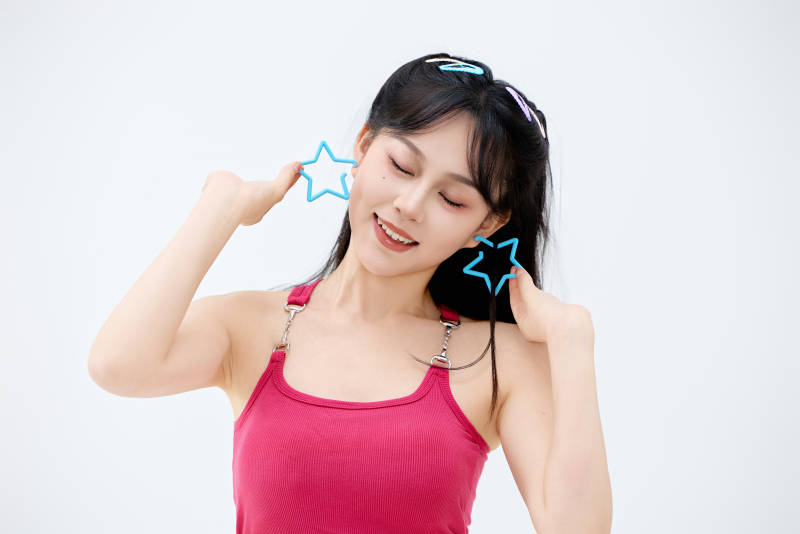 影棚拍摄穿着青春靓丽的亚洲年轻女性形象