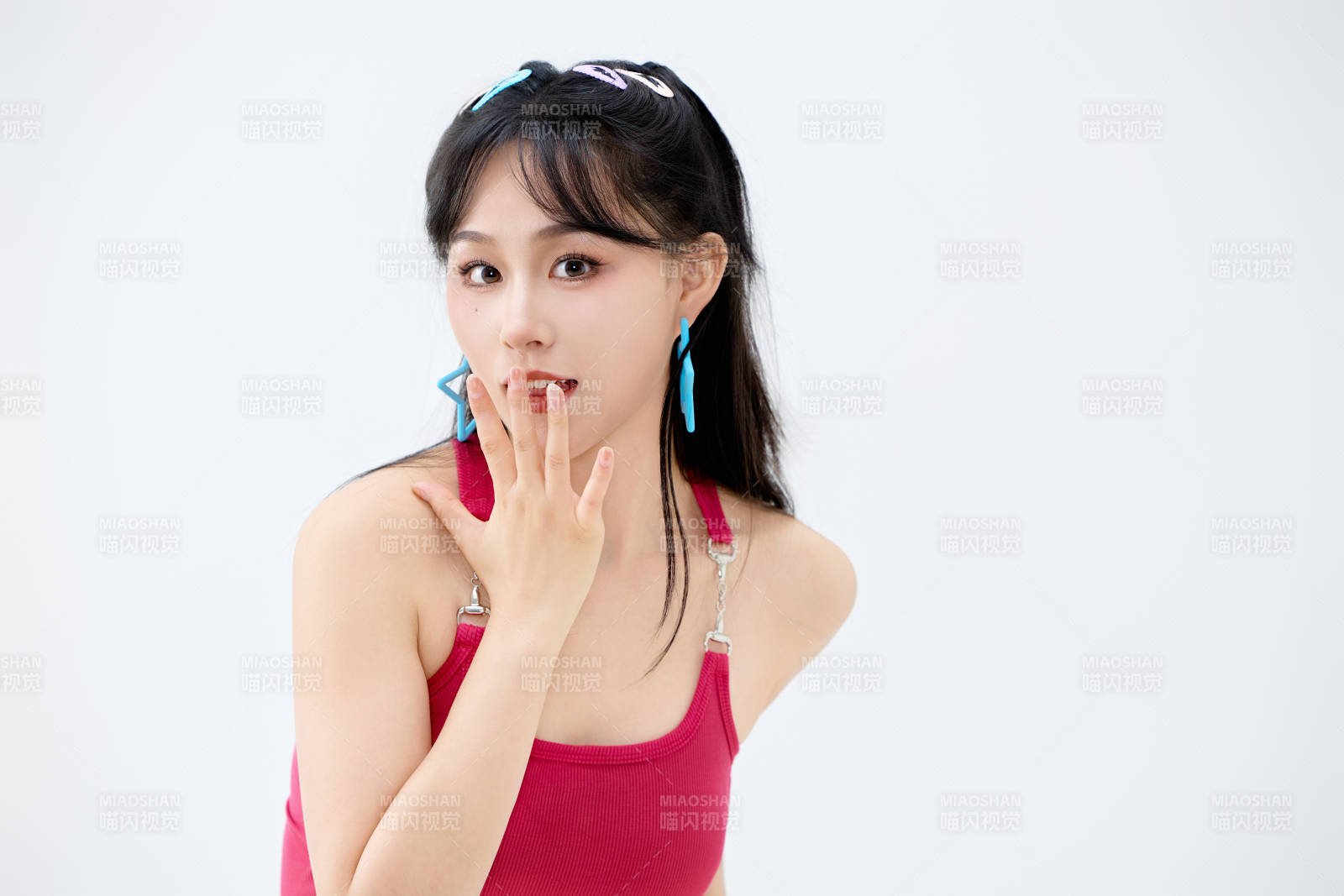 影棚拍摄穿着青春靓丽的亚洲年轻女性形象