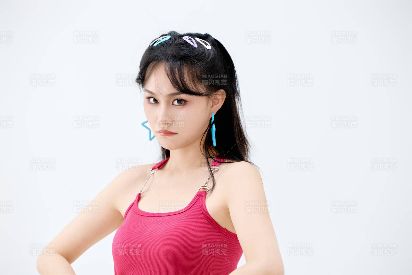 影棚拍摄穿着青春靓丽的亚洲年轻女性形象