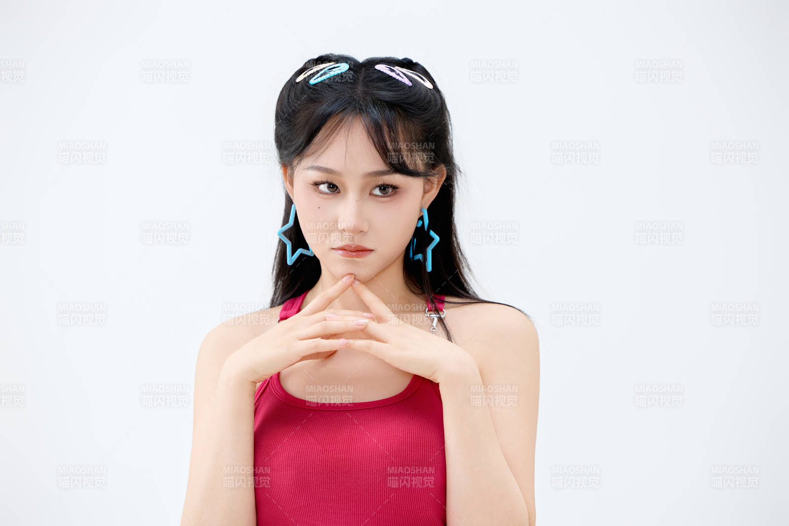 影棚拍摄穿着青春靓丽的亚洲年轻女性形象