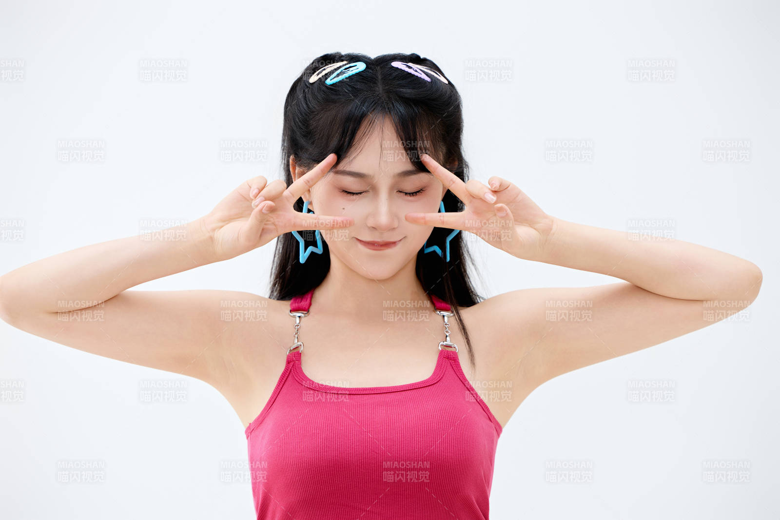 影棚拍摄穿着青春靓丽的亚洲年轻女性形象