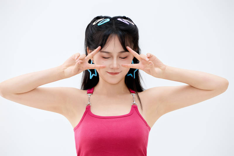 影棚拍摄穿着青春靓丽的亚洲年轻女性形象