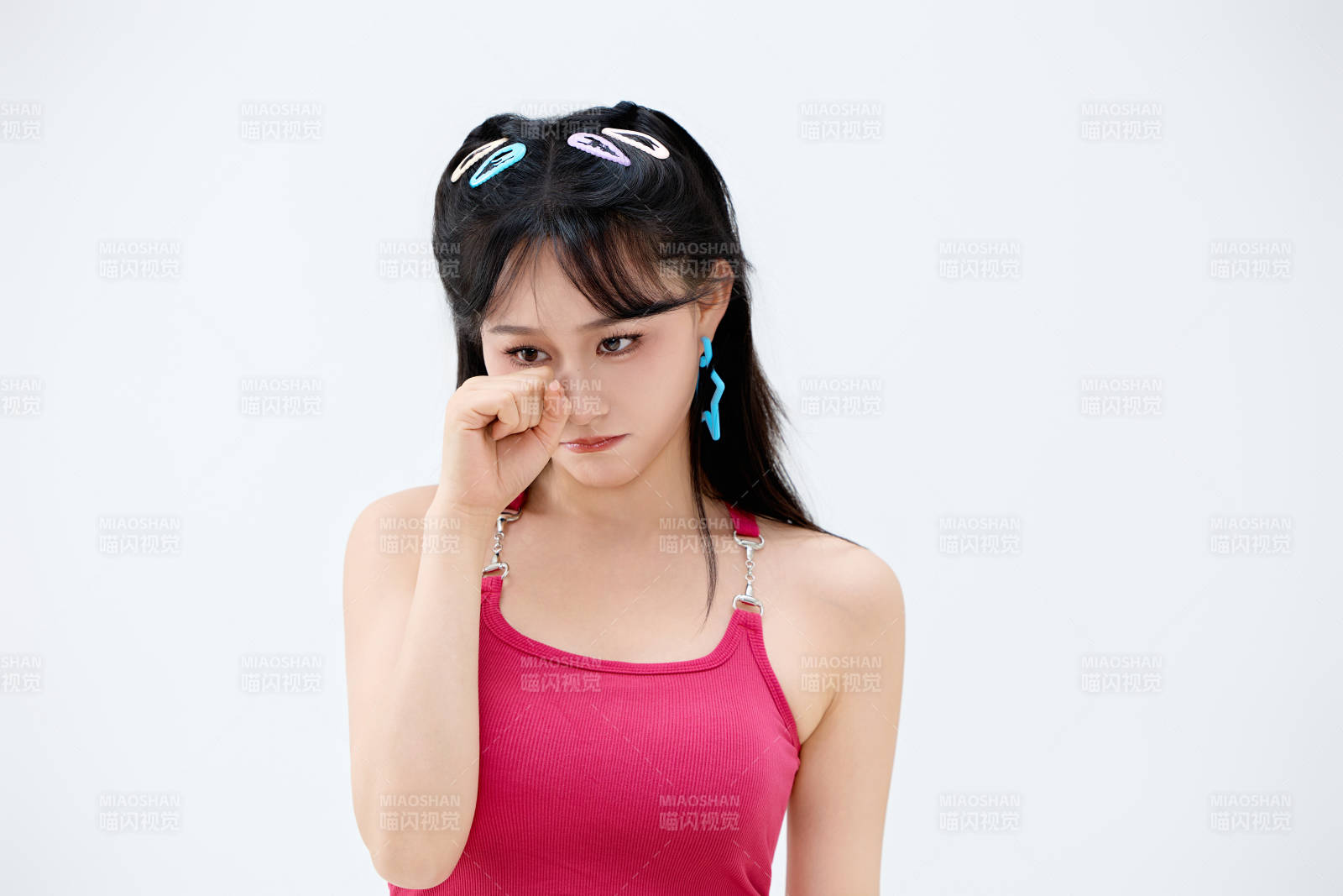 影棚拍摄穿着青春靓丽的亚洲年轻女性形象