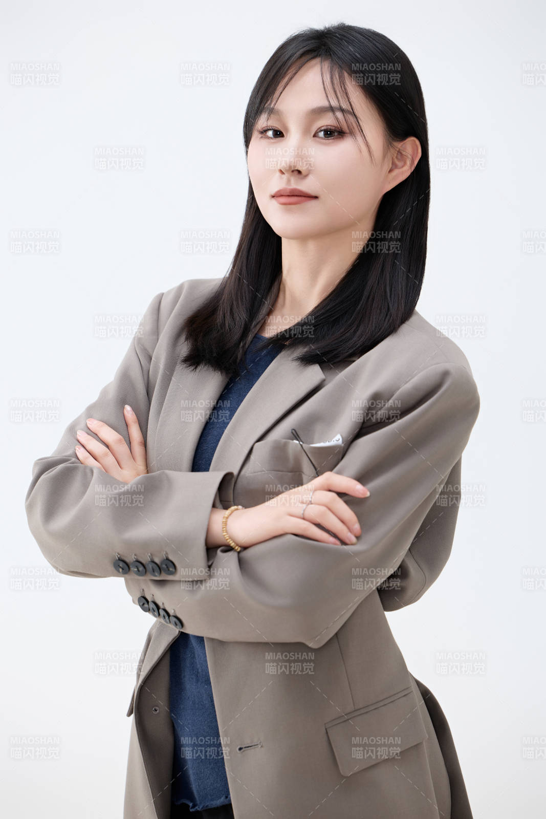 白色背景下穿着西装的职业女性形象