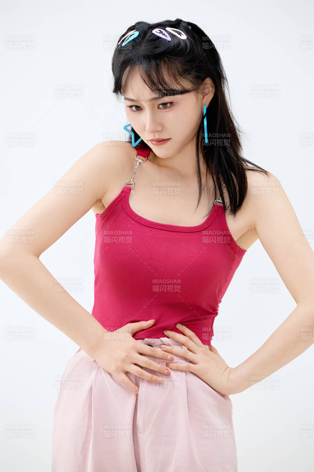 影棚拍摄穿着青春靓丽的亚洲年轻女性形象