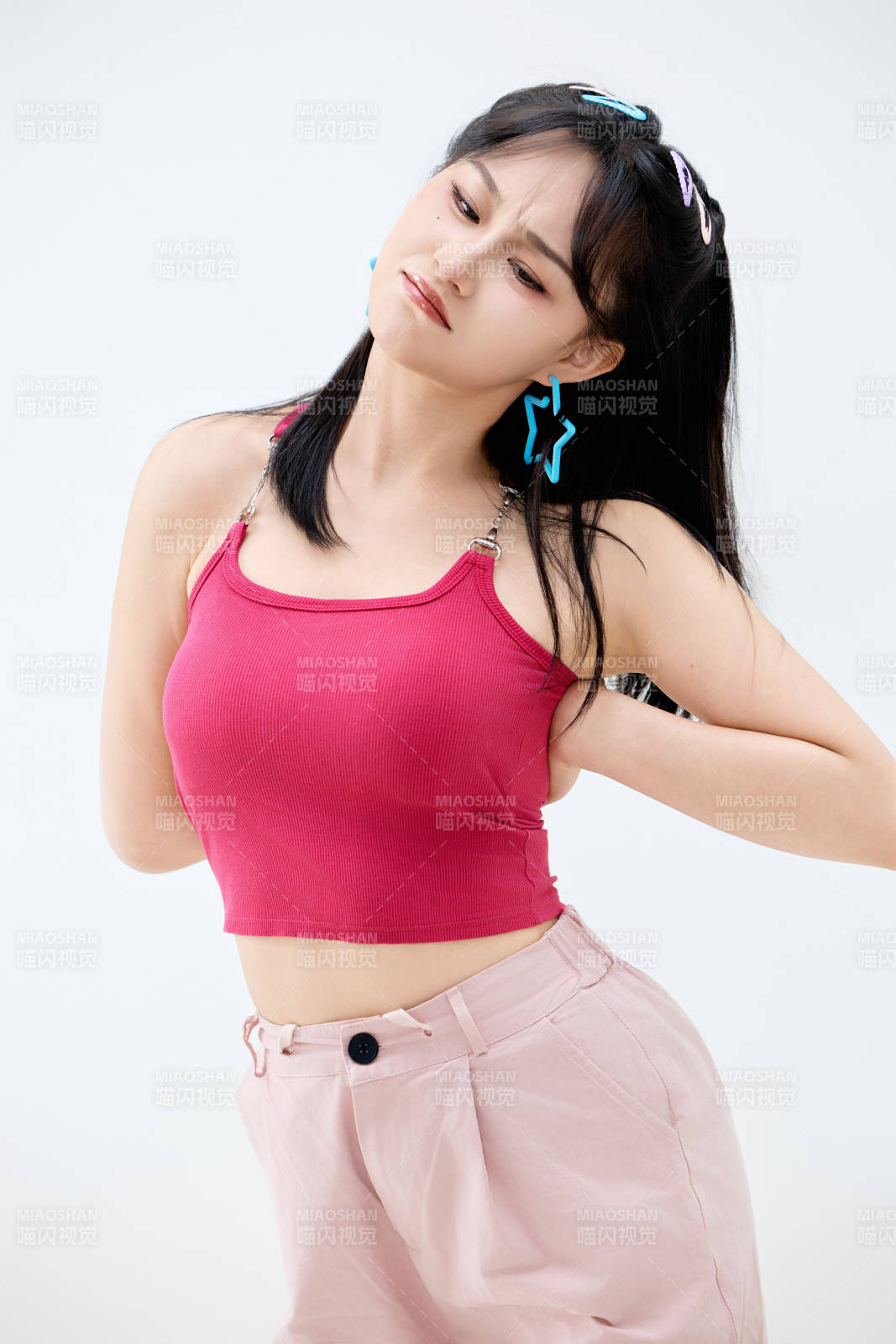 影棚拍摄穿着青春靓丽的亚洲年轻女性形象