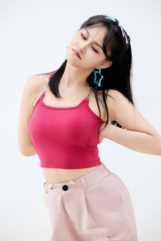 影棚拍摄穿着青春靓丽的亚洲年轻女性形象