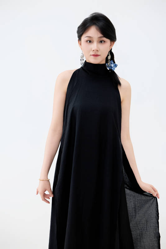 影棚拍摄穿着黑色连体裙的夏日出行美女