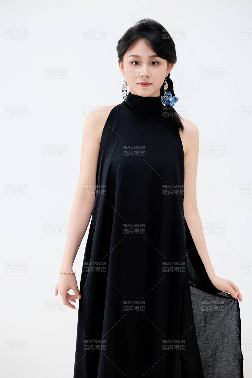 影棚拍摄穿着黑色连体裙的夏日出行美女