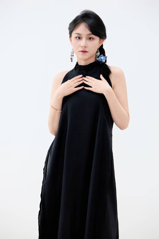 影棚拍摄穿着黑色连体裙的夏日出行美女