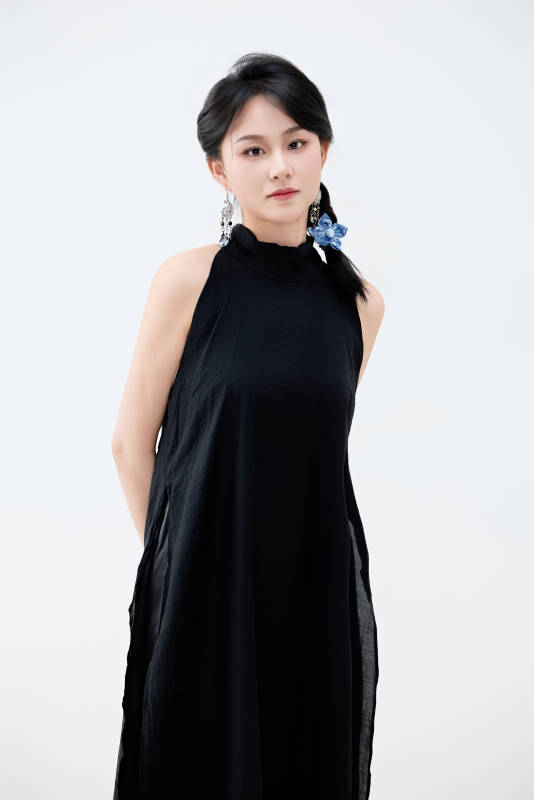 影棚拍摄穿着黑色连体裙的夏日出行美女