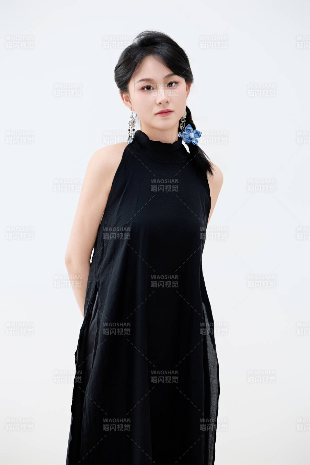 影棚拍摄穿着黑色连体裙的夏日出行美女