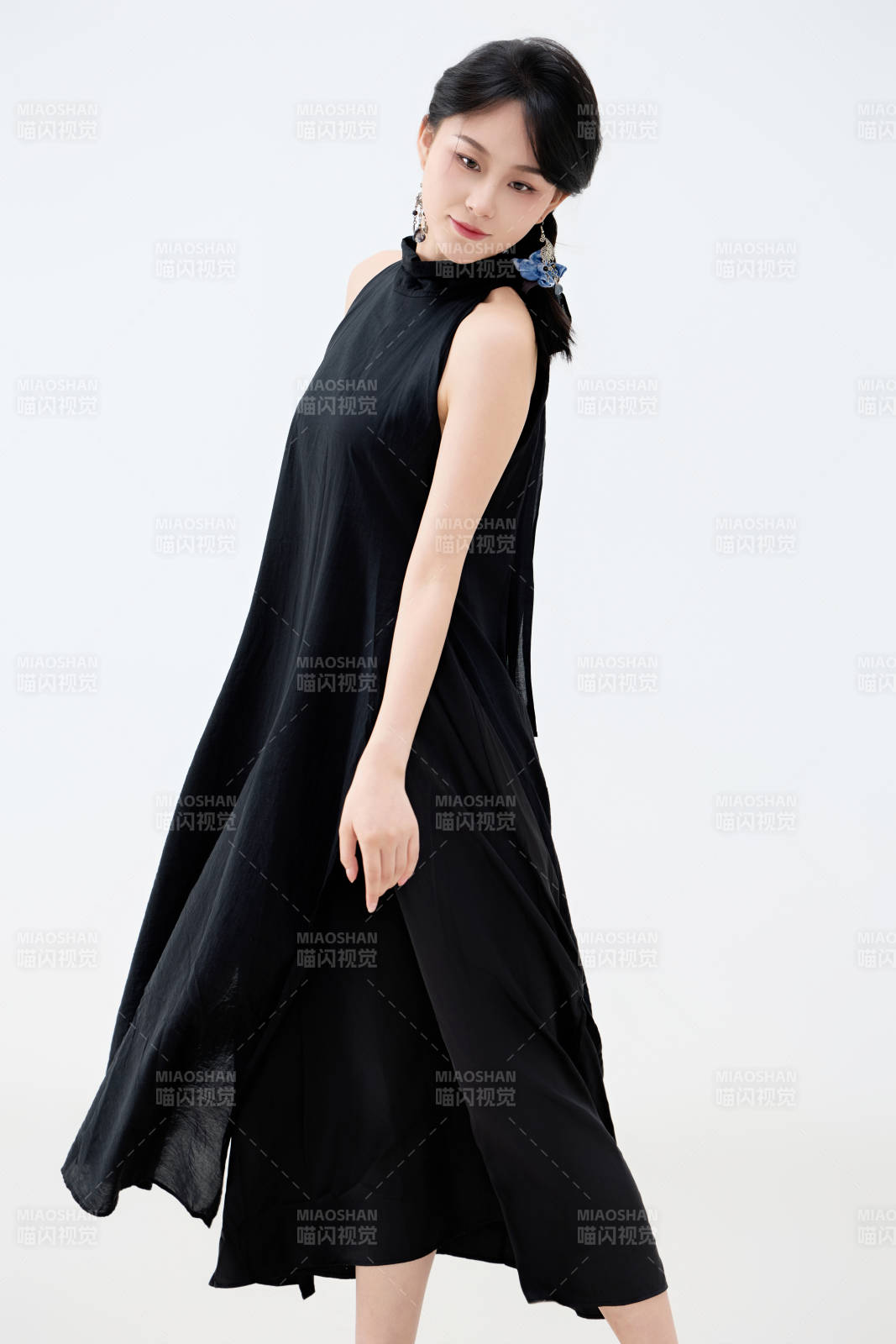 影棚拍攝穿著黑色連體裙的夏日出行美女