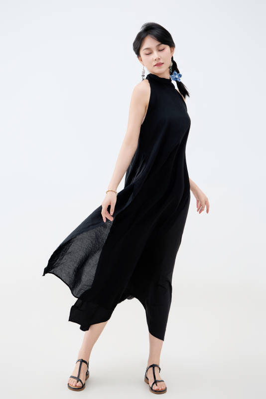 影棚拍摄穿着黑色连体裙的夏日出行美女