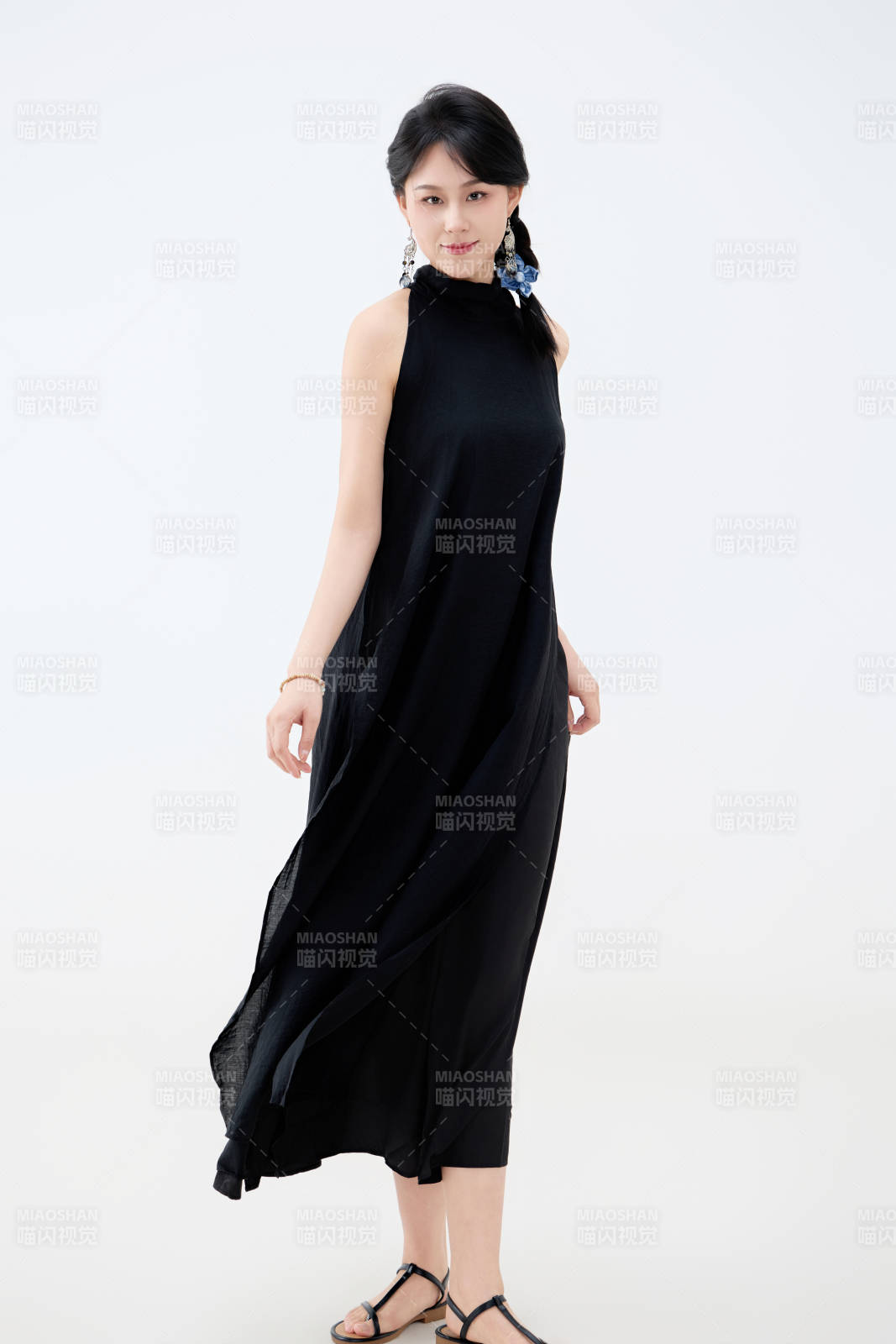 影棚拍摄穿着黑色连体裙的夏日出行美女