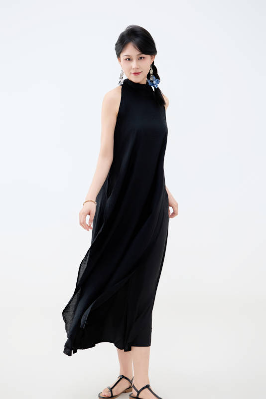 影棚拍摄穿着黑色连体裙的夏日出行美女