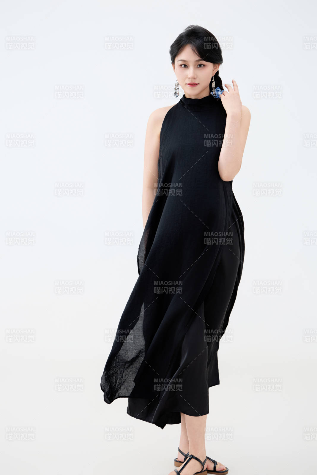 影棚拍攝穿著黑色連體裙的夏日出行美女