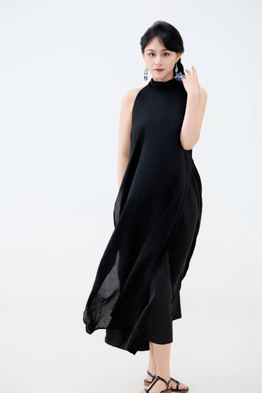 影棚拍摄穿着黑色连体裙的夏日出行美女